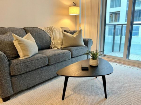 Toronto Entertainment District - King Bed Condo - Close to Core - Dome - Scotiabank - CNE - Fort York - Near King St W